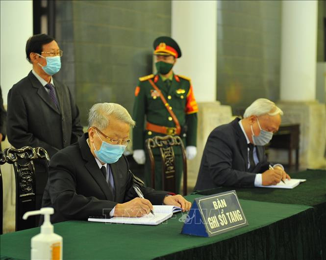 Nguyên Chù tịch nước Trần Đức Lương và Phó Chủ tịch Quốc hội Uông Chu Lưu ghi sổ tang. Ảnh: Minh Đức-TTXVN