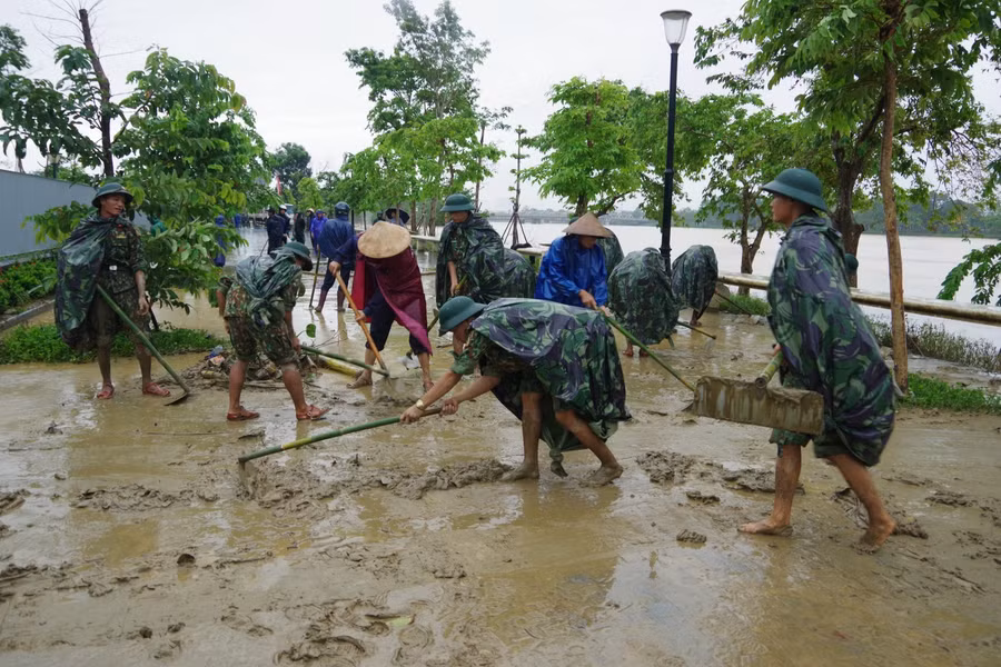 "Bóng áo xanh" góp sức dọn quang bùn đất sau lũ lụt ảnh 2