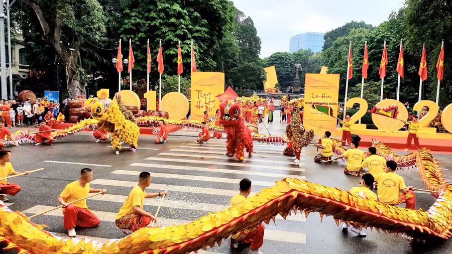 Đây là lần thứ 6 thành phố Hà Nội tổ chức Liên hoan nghệ thuật múa Rồng. Mỗi đơn vị tham gia trình diễn một tiết mục, thời lượng từ 5 - 7 phút.