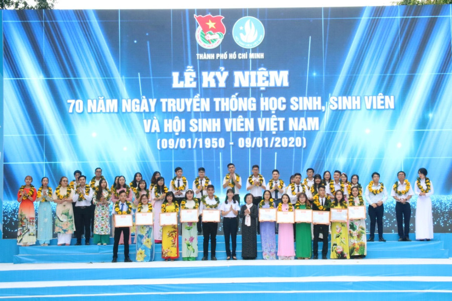 Trao bằng khen cho Sinh viên 5 Tốt