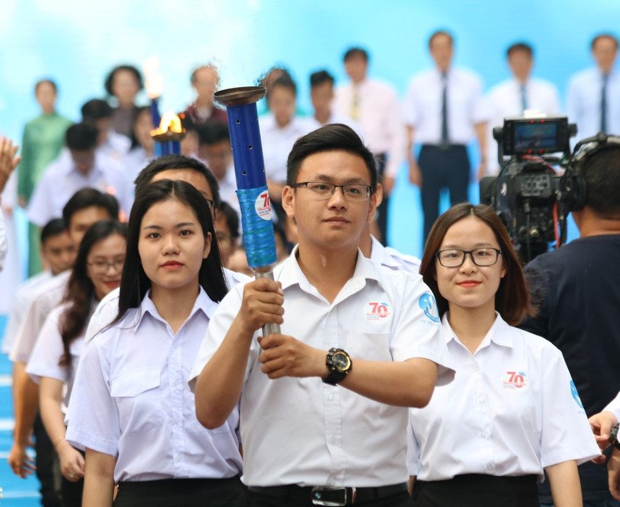 Các bạn cán bộ Hội rước đuốc về các địa điểm truyền thống