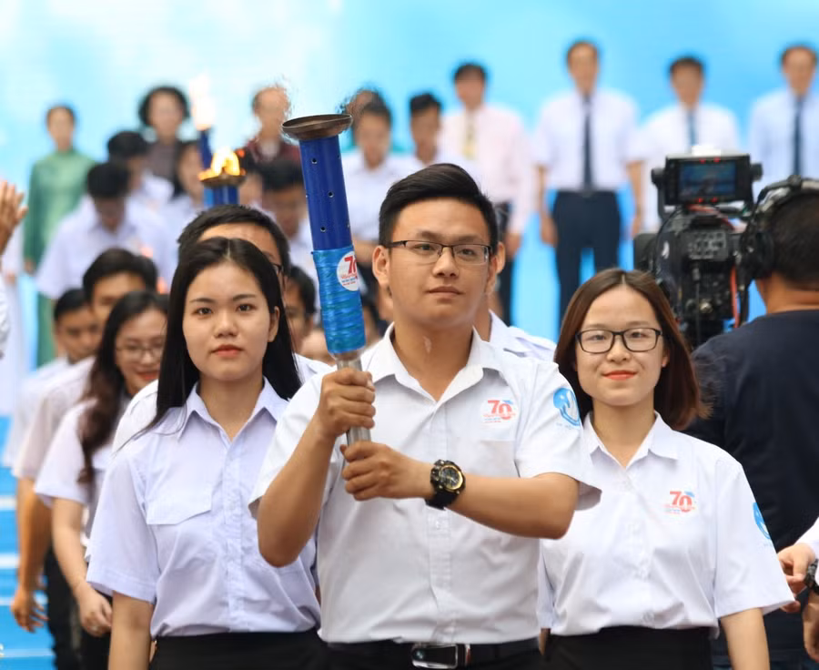 Các bạn cán bộ Hội rước đuốc về các địa điểm truyền thống Các bạn cán bộ Hội rước đuốc về các địa điểm truyền thống