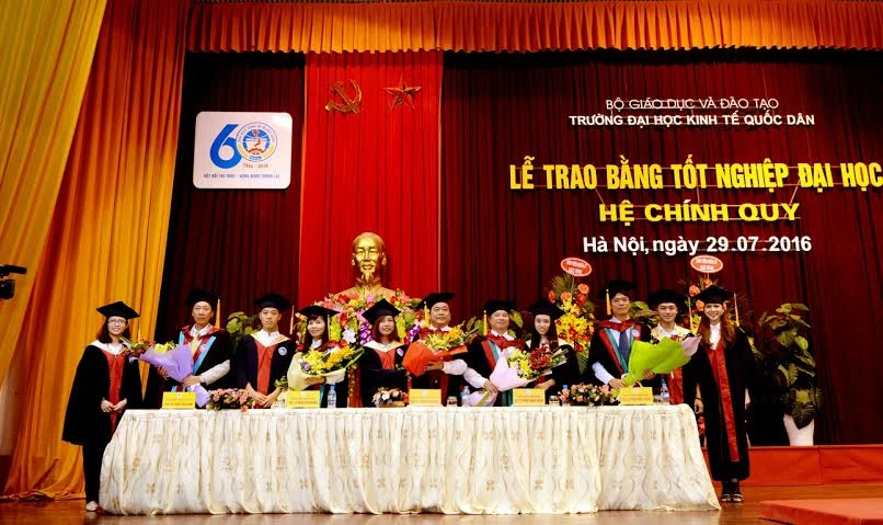 Trường ĐH Kinh tế Quốc dân trao bằng tốt nghiệp hệ chính quy năm 2016