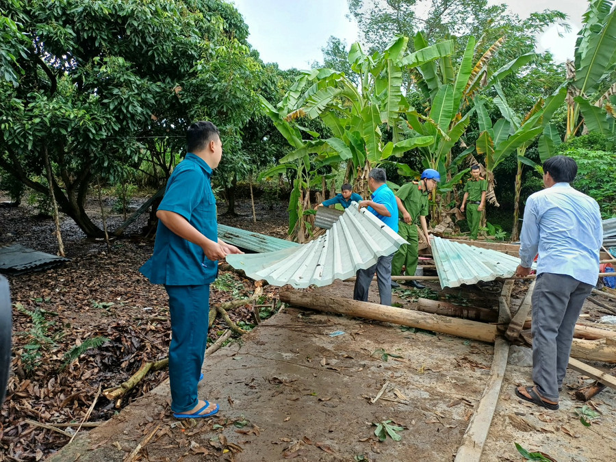 Lốc xoáy làm sập và tốc mái nhiều căn nhà trên địa bàn xã Đồng Phú (huyện Long Hồ). Lốc xoáy làm sập và tốc mái nhiều căn nhà trên địa bàn xã Đồng Phú (huyện Long Hồ).