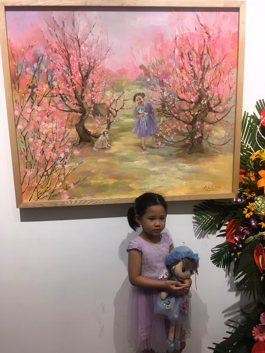 Người mẫu nhí bên tác phẩm của mẹ - họa sỹ Trịnh Quế Anh