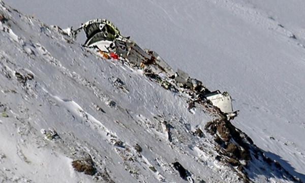 Mảnh vỡ máy bay Iran rơi. Ảnh:AFP. 000-10K7ZW-6840-1519215754-7964-15201214