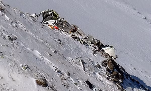 Mảnh vỡ máy bay Iran rơi. Ảnh:AFP. 000-10K7ZW-6840-1519215754-7964-15201214