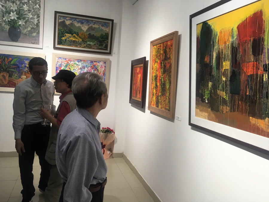 Các vị khách ở nhiều lứa tuổi đến thưởng lãm các tác phẩm trong triển lãm