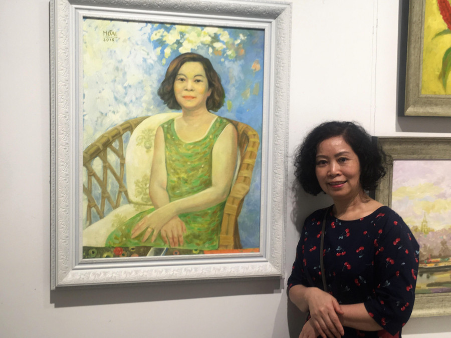 Người mẫu bên tác phẩm của họa sĩ Hoàng Vũ Hoài