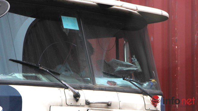 ...một tài xế khác thì lấy báo ra đọc. ...một tài xế khác thì lấy báo ra đọc.