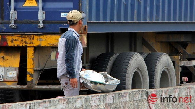 Một người bán hàng rong tranh thủ bán các loại bánh khi các xe kẹt cứng. Một người bán hàng rong tranh thủ bán các loại bánh khi các xe kẹt cứng.