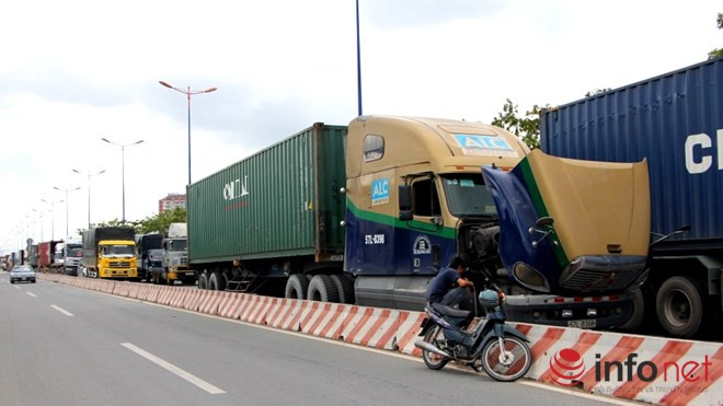 Một phần nguyên nhân là do chiếc xe container bị hỏng khiến một phần đường bị choán. Một phần nguyên nhân là do chiếc xe container bị hỏng khiến một phần đường bị choán.
