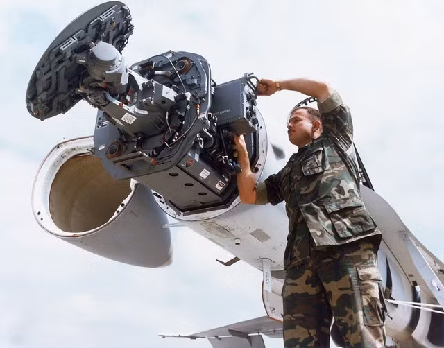 Radar Doppler AN/APG-65 lắp trên F/A-18A