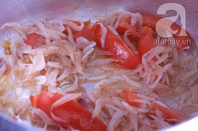 Cà chua bổ múi cau. Làm nóng dầu ăn, cho cà chua vào xào mềm với một chút mắm. Khi cà chua mềm, trút tép vào xào cùng. Đun nước sôi chế vào nối tép và nêm nếm gai vị cho vừa miệng.