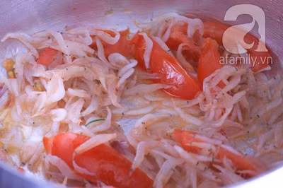 Cà chua bổ múi cau. Làm nóng dầu ăn, cho cà chua vào xào mềm với một chút mắm. Khi cà chua mềm, trút tép vào xào cùng. Đun nước sôi chế vào nối tép và nêm nếm gai vị cho vừa miệng.