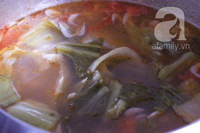 Dưa chua các bạn rửa qua 1 lần nước cho bớt mặn. Khi nồi canh sôi trở lại, cho dưa vào nấu cùng. Các bạn nấu tầm 15 phút để cho dưa được mềm nhé!