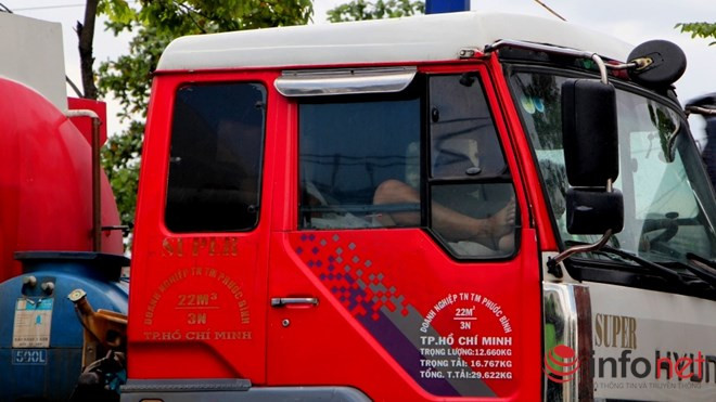 Một phụ xe ngủ trong lúc chờ đợi... Một phụ xe ngủ trong lúc chờ đợi...