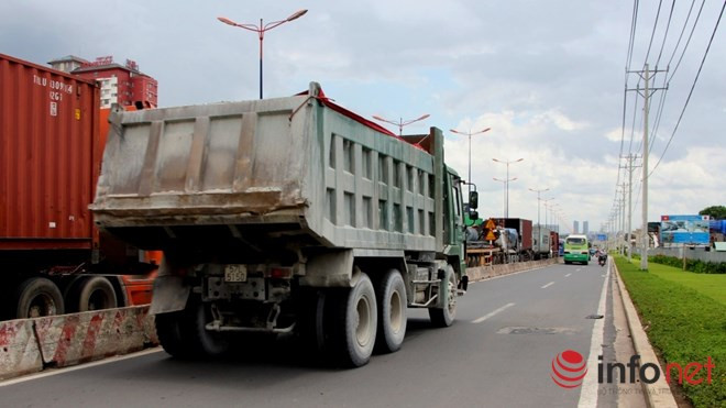 Một chiếc xe ben lấn vào làn xe máy vì chờ đợi quá lâu. Một chiếc xe ben lấn vào làn xe máy vì chờ đợi quá lâu.