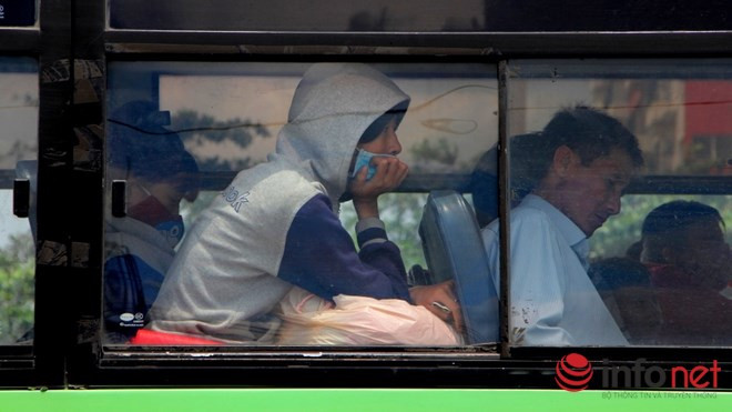 Nhiều xe buýt cũng bị kẹt giữa các loại xe này nên phải đứng im. Nhiều xe buýt cũng bị kẹt giữa các loại xe này nên phải đứng im.