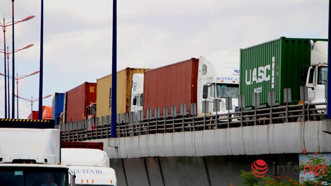 Cầu vượt ngã tư Thủ Đức kẹt cứng các loại xe. Cầu vượt ngã tư Thủ Đức kẹt cứng các loại xe.