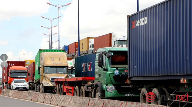 Vào thời điểm này hàng trăm chiếc xe ô tô chủ yếu là xe container xếp hàng dài theo hướng từ ngã tư Thủ Đức về ngã tư RMK. Vào thời điểm này hàng trăm chiếc xe ô tô chủ yếu là xe container xếp hàng dài theo hướng từ ngã tư Thủ Đức về ngã tư RMK.
