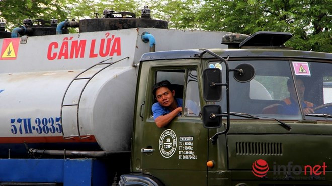 Trong khi đó các tài xế thì sốt ruột vì hàng chục phút không "nhúc nhích" được. Trong khi đó các tài xế thì sốt ruột vì hàng chục phút không "nhúc nhích" được.