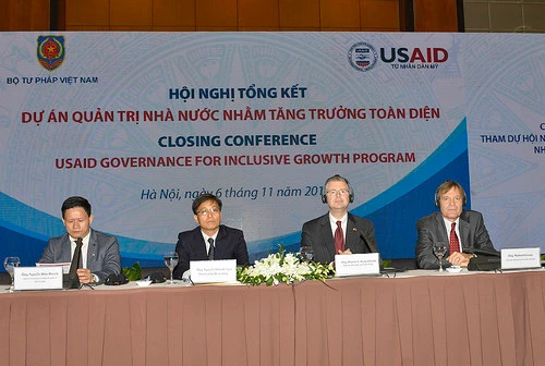 Từ phải qua: Giám đốc USAID Việt Nam Michael Greene, Đại sứ Hoa Kỳ tại Việt Nam Daniel J. Kritenbrink, Thứ trưởng Bộ Tư pháp Nguyễn Khánh Ngọc và Quyền Vụ trưởng Vụ Hợp tác Quốc tế (Bộ Tư pháp) Nguyễn Hữu Huyên tại Hội nghị