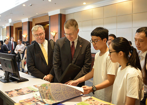 Đại sứ Hoa Kỳ tại Việt Nam Daniel J. Kritenbrink tham quan gian trưng bày tại Hội nghị tổng kết Đại sứ Hoa Kỳ tại Việt Nam Daniel J. Kritenbrink tham quan gian trưng bày tại Hội nghị tổng kết