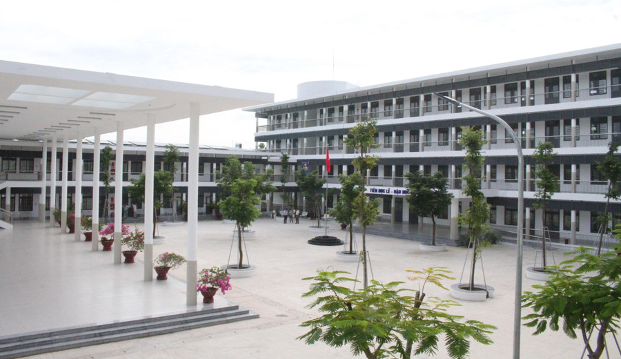 Trường THCS Châu Hòa, huyện Giồng Trôm (Bến Tre) xây dựng khang trang. Trường THCS Châu Hòa, huyện Giồng Trôm (Bến Tre) xây dựng khang trang.