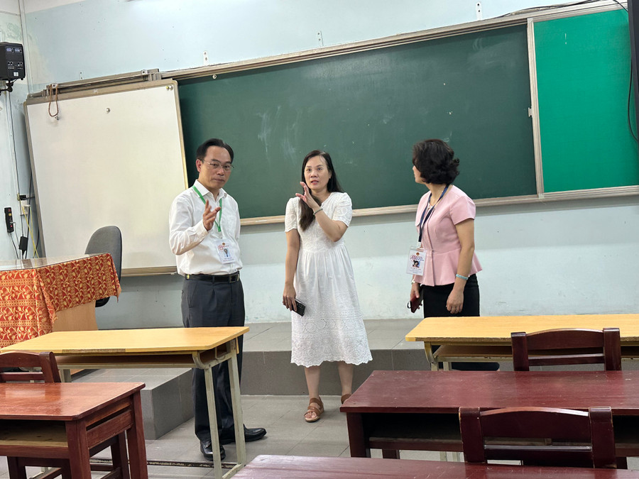 Thứ trưởng Hoàng Minh Sơn lưu ý về đảm bảo khoảng cách giữa các thí sinh trong phòng thi. Phòng thi phải đảm bảo đúng các yêu cầu trong quy chế thi. Thứ trưởng Hoàng Minh Sơn lưu ý về đảm bảo khoảng cách giữa các thí sinh trong phòng thi. Phòng thi phải đảm bảo đúng các yêu cầu trong quy chế thi.