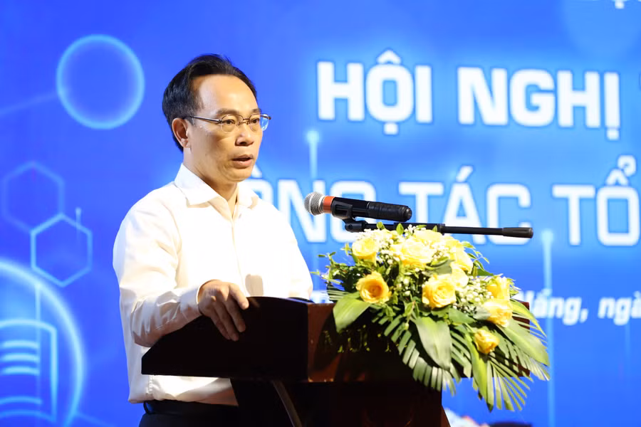 Thứ trưởng Hoàng Minh Sơn ghi nhận những ý kiến phát biểu tại Hội nghị liên quan đến công tác cán bộ, danh mục vị trí việc làm, Hội đồng trường... (Ảnh: Thanh Nhã)