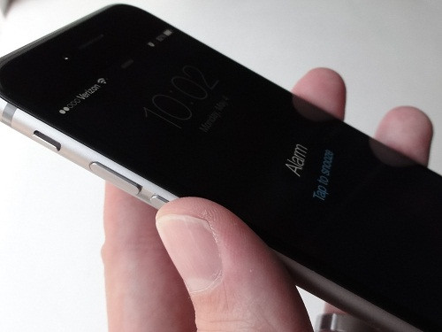 Bạn có thể lặp lại báo thức bằng nút Volume của điện thoại.