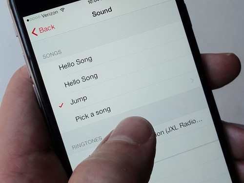 Có thể chọn chuông báo thức là một bài hát yêu thích.