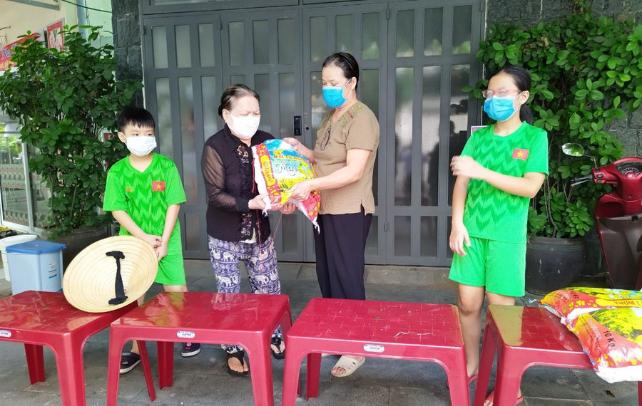 Số tiền từ mô hình này được hỗ trợ cho gia đình học sinh khó khăn, hay những hộ nghèo trên địa bàn. Số tiền từ mô hình này được hỗ trợ cho gia đình học sinh khó khăn, hay những hộ nghèo trên địa bàn.