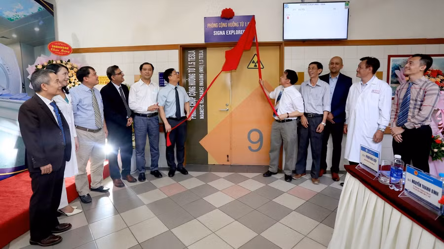 Khai trương đưa vào sử dụng hệ thống MRI chụp cộng hưởng từ 1.5T Signa Explorer.