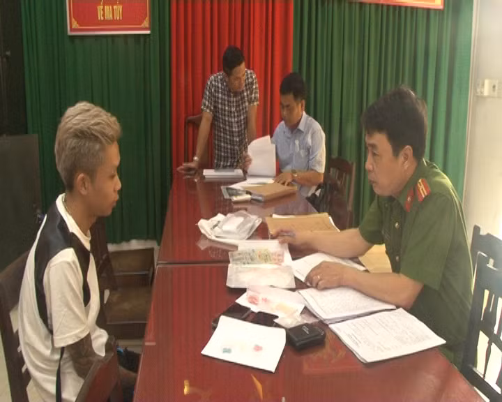 Đôi tượng Nguyễn Viết Lâm tại cơ quan công an.