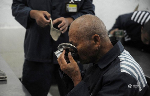 Cuộc sống tại trại quản thúc của những người già ở TQ ảnh 15 Cuộc sống tại trại quản thúc của những người già ở TQ - 15