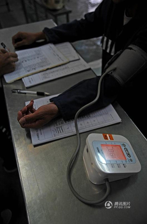 Cuộc sống tại trại quản thúc của những người già ở TQ ảnh 10 Cuộc sống tại trại quản thúc của những người già ở TQ - 10