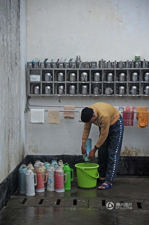 Cuộc sống tại trại quản thúc của những người già ở TQ ảnh 2 Cuộc sống tại trại quản thúc của những người già ở TQ - 2