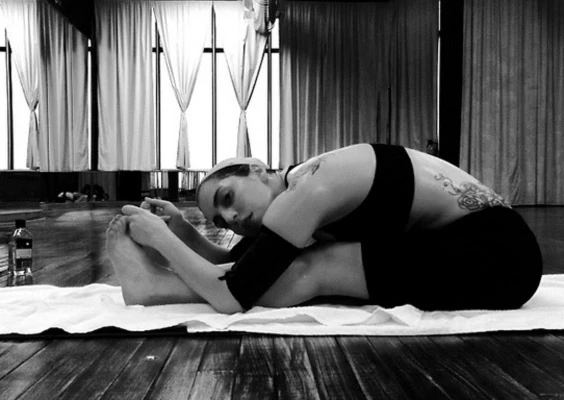 Cùng Lady Gaga tập yoga giữ dáng