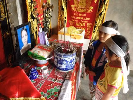 Xót xa hai đứa trẻ mồ côi cả cha lẫn mẹ chia nhau gói mì tôm