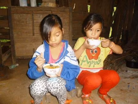 Với chị em Hằng, giờ đây gói mì tôm ăn qua ngày cũng không hề dễ