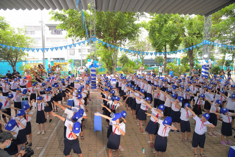 Động tác dễ nhớ và giai điệu vui nhộn của vũ điệu uống sữa giúp các em yêu thích vận động hơn. Động tác dễ nhớ và giai điệu vui nhộn của vũ điệu uống sữa giúp các em yêu thích vận động hơn.