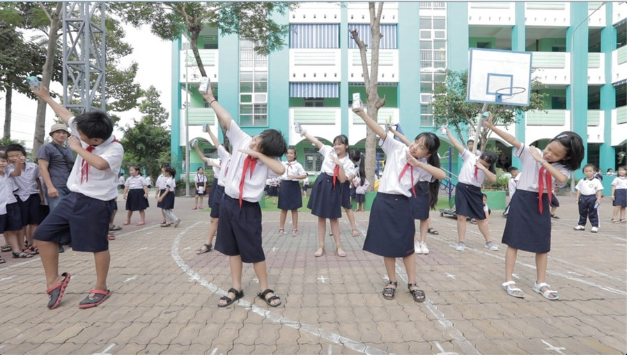 Điều gì làm nên sức hút của vũ điệu uống sữa khiến hàng nghìn học sinh say mê? ảnh 1 Điều gì làm nên sức hút của vũ điệu uống sữa khiến hàng nghìn học sinh say mê? ảnh 1