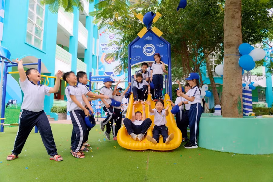 Là một phần của dự án “Vì một Việt Nam vươn cao vượt trội”, sân chơi “Ngại gì thử thách” giúp các em thoải mái vận động theo cách mình thích, vừa từng bước xây dựng được bản lĩnh vững vàng, sẵn sàng đối diện và vượt qua thử thách để khôn lớn, trưởng thành hơn mỗi ngày.