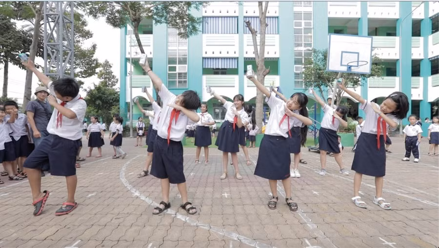 Điều gì làm nên sức hút của vũ điệu uống sữa khiến hàng nghìn học sinh say mê? ảnh 1