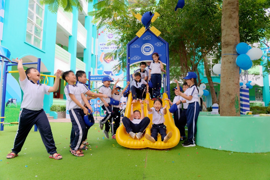Là một phần của dự án “Vì một Việt Nam vươn cao vượt trội”, sân chơi “Ngại gì thử thách” giúp các em thoải mái vận động theo cách mình thích, vừa từng bước xây dựng được bản lĩnh vững vàng, sẵn sàng đối diện và vượt qua thử thách để khôn lớn, trưởng thành hơn mỗi ngày. Là một phần của dự án “Vì một Việt Nam vươn cao vượt trội”, sân chơi “Ngại gì thử thách” giúp các em thoải mái vận động theo cách mình thích, vừa từng bước xây dựng được bản lĩnh vững vàng, sẵn sàng đối diện và vượt qua thử thách để khôn lớn, trưởng thành hơn mỗi ngày.