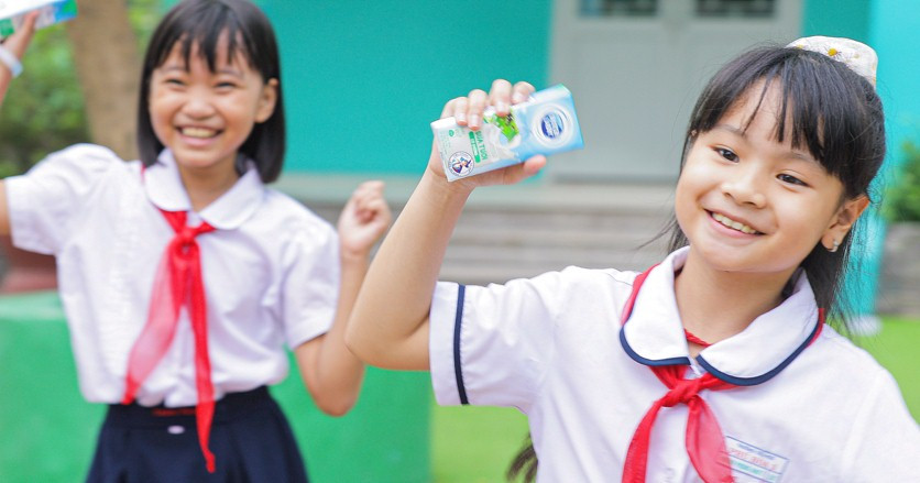“Hằng ngày em uống sữa sáng một hộp, trưa uống thêm một hộp, tối uống thêm một hộp…”, ca từ đơn giản vậy thôi là đã giúp các bé dễ dàng nhớ uống sữa 3 lần mỗi ngày! “Hằng ngày em uống sữa sáng một hộp, trưa uống thêm một hộp, tối uống thêm một hộp…”, ca từ đơn giản vậy thôi là đã giúp các bé dễ dàng nhớ uống sữa 3 lần mỗi ngày!
