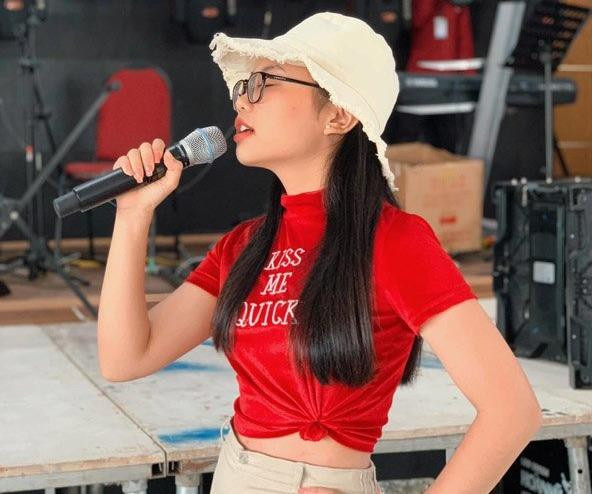 Phương Mỹ Chi biến tấu áo croptop xinh ngất ngây