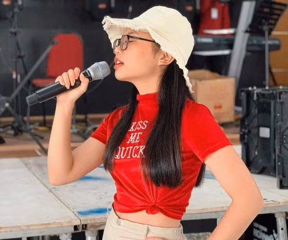 Phương Mỹ Chi biến tấu áo croptop xinh ngất ngây